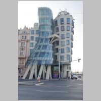 Frank Gehry, Dancing House, Praha, photo by Balou46 on Wikipedia.jpg